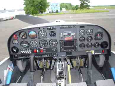 Cockpit des Motorseglers