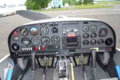 Cockpit des Motorseglers